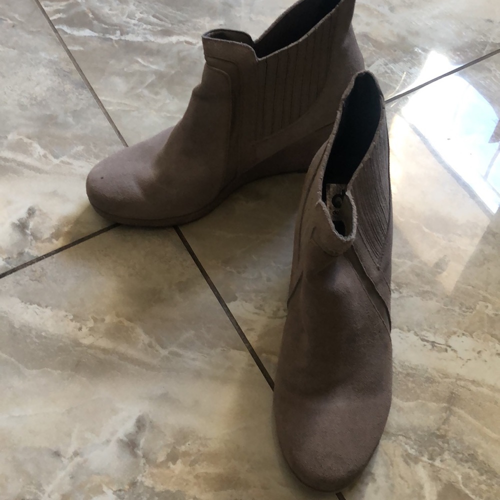 Dolce Vita suede Chelsea wedge booties, fall and spring booties neutral - Picture 4 of 12
